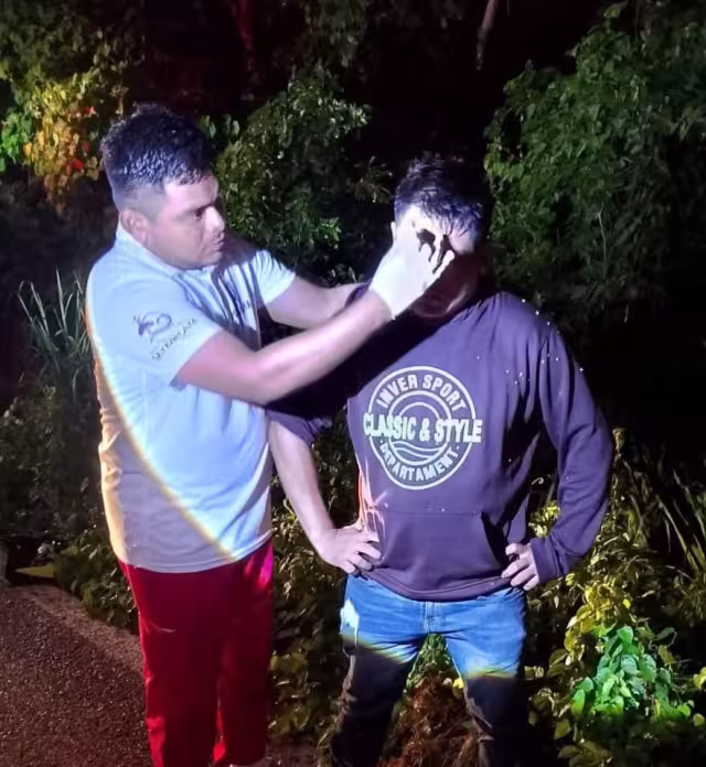 El motociclista portaba casco de seguridad, el cual evitó lesiones mayores.