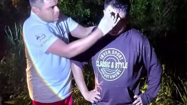 El motociclista portaba casco de seguridad, el cual evitó lesiones mayores.