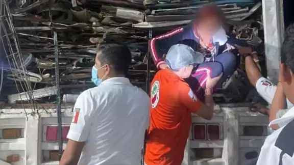 Los migrantes se encontraban ocultos en un compartimiento del camión. Foto: INM Los migrantes se encontraban ocultos en un compartimiento del camión. Foto: INM