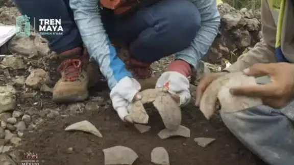 Se encontraron dos altares con un monolito con la forma de un caparazón de tortuga y también una cabeza trabajada en roca Se encontraron dos altares con un monolito con la forma de un caparazón de tortuga y también una cabeza trabajada en roca