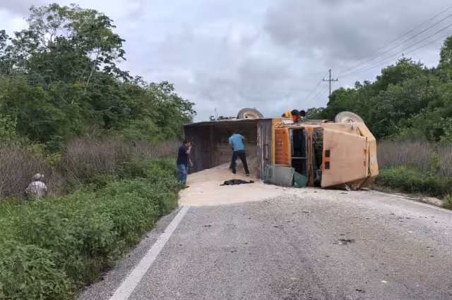 La volcadura de un tráiler generó un caos vial en ese carretera.
