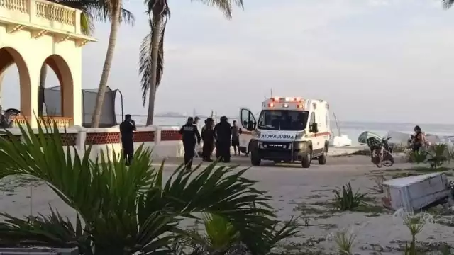 Como pudieron, los hombres se acercaron a la costa para ser auxiliados