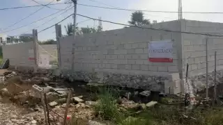 Clausuran construcción de una cuartería por afectar zona de manglar en Holbox