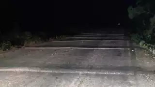 Topes frente a banco de material, riesgo para automovilistas en Lázaro Cárdenas