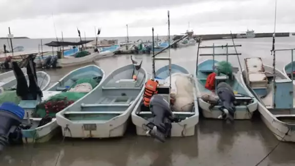 Las embarcaciones permanecieron atracadas durante las lluvias, por lo que pescadores no pudieron trabajar Las embarcaciones permanecieron atracadas durante las lluvias, por lo que pescadores no pudieron trabajar