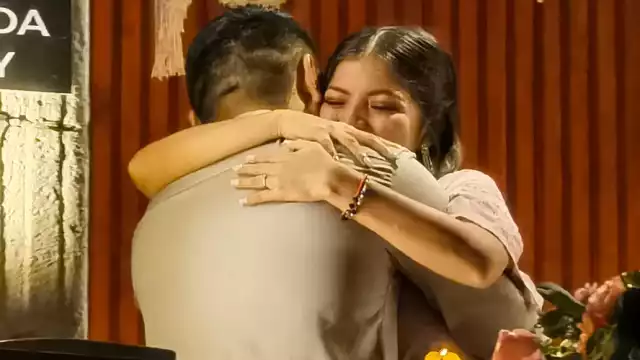 Con lagrimas en los ojos, la joven aceptó la propuesta mientras cientos de personas gritaban “vivan los novios”.