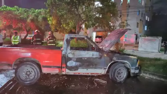 La camioneta fue remolcada a bordo de una grúa hasta el domicilio del afectado.