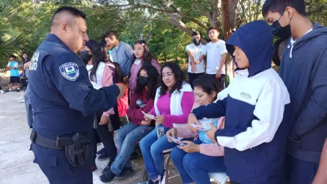 Personal de Seguridad Pública da pláticas acerca de la violencia en el noviazgo y cómo evitarla