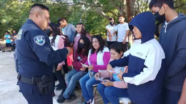 Personal de Seguridad Pública da pláticas acerca de la violencia en el noviazgo y cómo evitarla