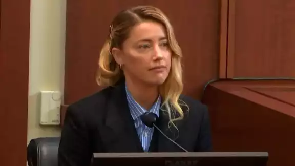 La actriz comenzó a llorar cuando empezó a hablar de la primera vez que Johnny Depp la violentó