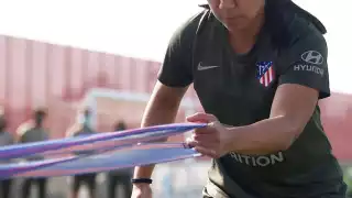 La futbolista será sometida a cirugía Foto: Twitter @CharlynCorral