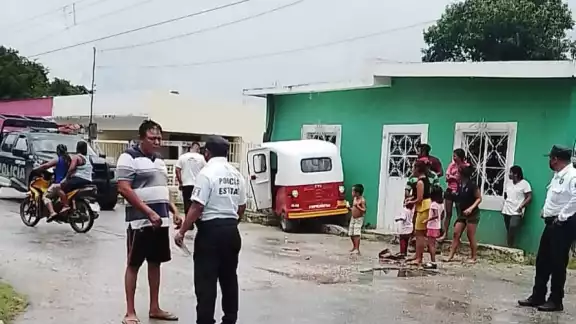 Motocicleta y mototaxi chocan y se estampan contra casa en Campeche Motocicleta y mototaxi chocan y se estampan contra casa en Campeche