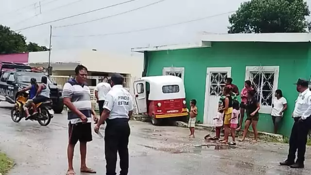 Motocicleta y mototaxi chocan y se estampan contra casa en Campeche