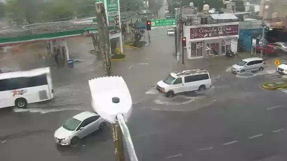 Intensas lluvias en Campeche causan acumulación de agua en avenidas principales. Intensas lluvias en Campeche causan acumulación de agua en avenidas principales.