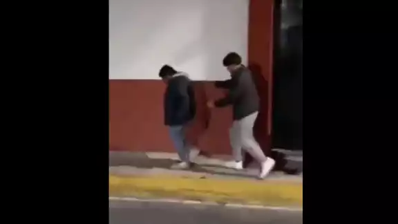 Uno de los jóvenes provocó que el indigente cayera Uno de los jóvenes provocó que el indigente cayera