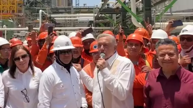 El presidente asegura que en un año México dejará de comprar gasolina al extranjero