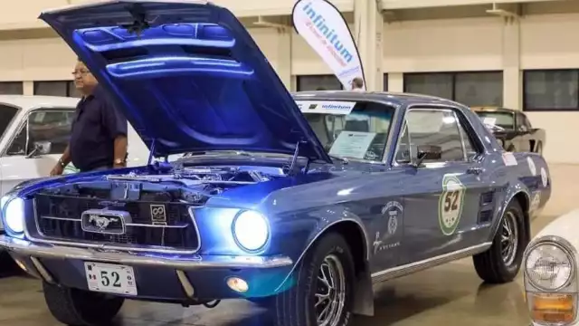 La exhibición se destaca por contar con varias unidades clásicas de la década de los 50s, convertibles y un Cadillac.