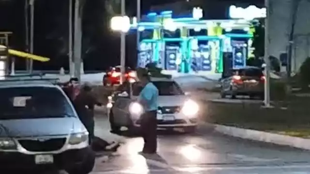 El hombre quedó tendido en la carretera luego de la agresión