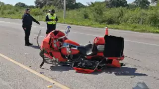 El motorista tomó a exceso de velocidad la curva y acabó perdiendo el control del volante.