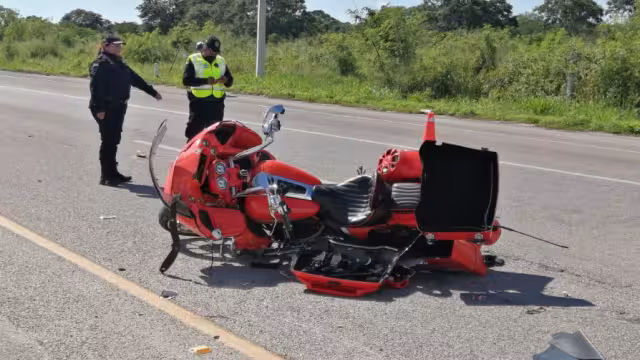 El motorista tomó a exceso de velocidad la curva y acabó perdiendo el control del volante.