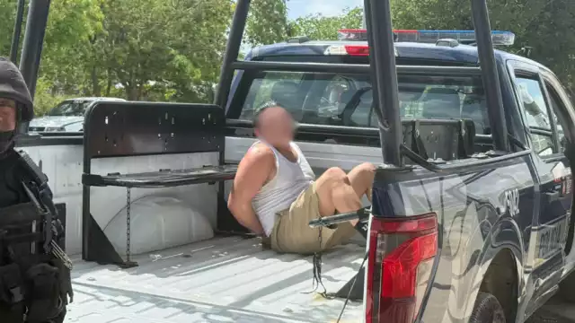 Dentro de su auto, el sujeto realizaba tocamientos inapropiados y jugaba con dos objetos sexuales