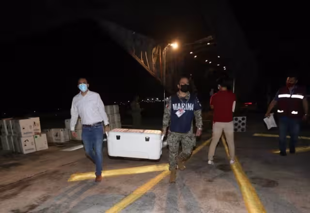 El Secretario de Salud del estado recibió las vacunas