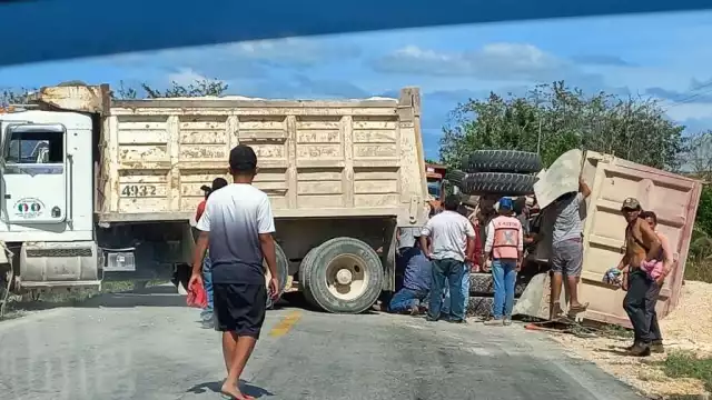 Los choferes de volquetes en Lázaro Cárdenas conducen a velocidades excesivas, indicaron habitantes de la zona de construcción del Tramo 4 del Tren Maya en Quintana Roo