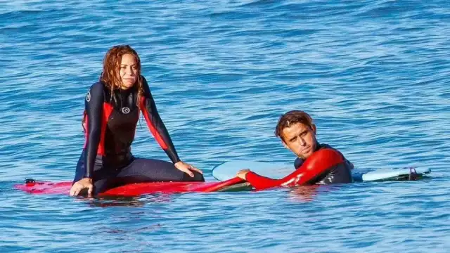 Shakira y su instructor de surf compartieron unos días en Cantabria.

