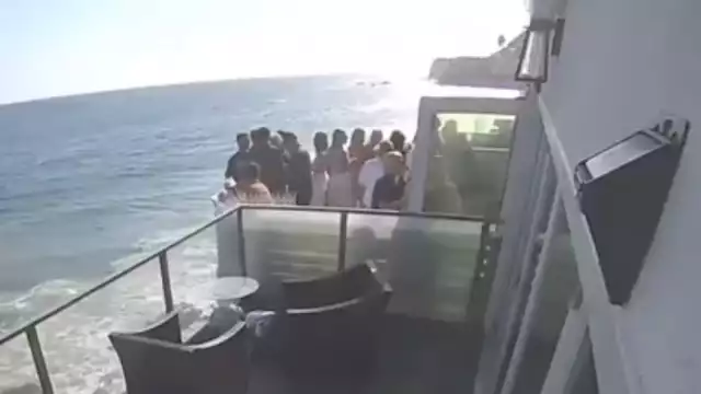 En el balcón había por lo menos 30 personas, por lo que no soporto el peso