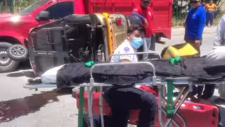 Volcadura de mototaxi tras choque múltiple en avenida Tules de Cancún deja un lesionado