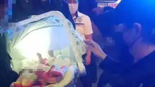 Fue dos horas después, cuando finalmente los padres del menor, de origen extranjero, terminaron de hacer sus compras y ya no encontraron a su bebé