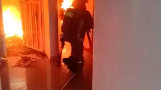 Incendio consume parte de una vivienda dentro del fraccionamiento Villas del Mar en Cancún