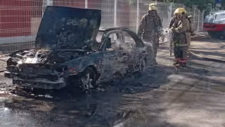 Los elementos del Cuerpo de Bomberos buscan determinar si el incendio fue provocado o se trató de un cortocircuito