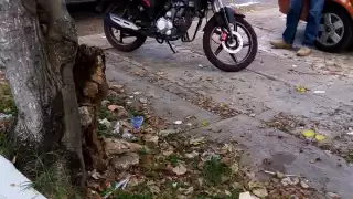 Pese a que el IMSS se encuentra a menos de 100 metros, el servicio de emergencias canalizó al Grupo Rino para atender al hombre