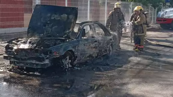 Los elementos del Cuerpo de Bomberos buscan determinar si el incendio fue provocado o se trató de un cortocircuito Los elementos del Cuerpo de Bomberos buscan determinar si el incendio fue provocado o se trató de un cortocircuito