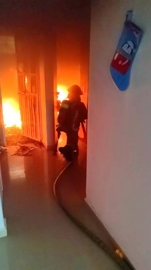 Los bomberos ingresaron a la vivienda para sofocar las llamas.