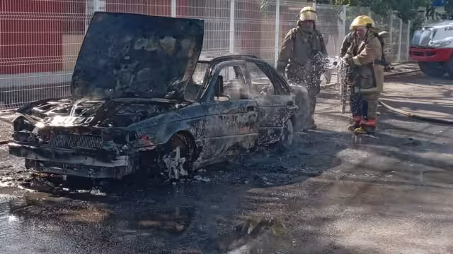 Los elementos del Cuerpo de Bomberos buscan determinar si el incendio fue provocado o se trató de un cortocircuito
