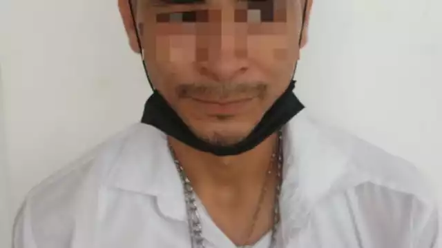 Al realizarle una inspección de seguridad se le encontró entre sus pertenencias 8 cigarros con vegetal verde similar a la marihuana