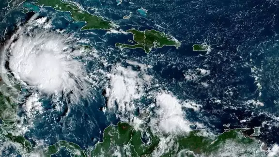 Se localiza a 135 km al estesureste de Cozumel y a 175 km al este de Tulum