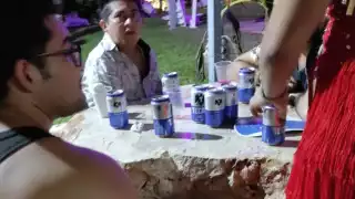 También se encontraban vendiendo bebidas alcohólicas y se contaba con la presencia de cuatro grupos musicales