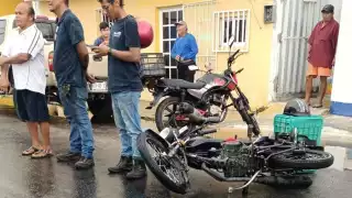 Motociclistas tuvieron que ser atendidos por paramédicos