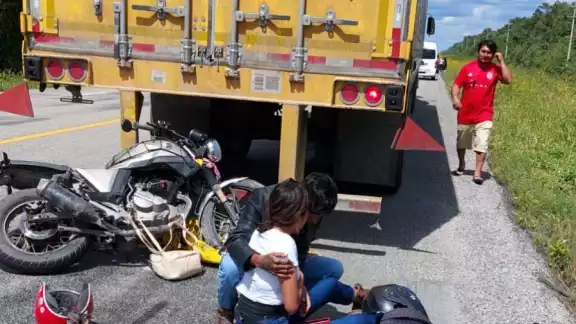 El Parte médico indica que ambos ocupantes de la motocicleta sufrieron lesiones y tuvieron que ser trasladados a bordo de la ambulancia de la Cruz Roja El Parte médico indica que ambos ocupantes de la motocicleta sufrieron lesiones y tuvieron que ser trasladados a bordo de la ambulancia de la Cruz Roja