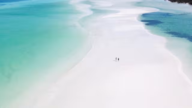 El mar azul y la arena enamoran