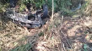 El auto acabó en la maleza con el conductor adentro