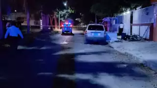 Un motociclista se impactó contra una camioneta estacionada