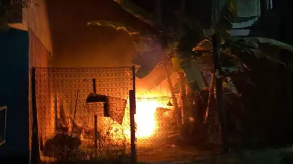 El dueño de la casa llegó horas más tarde, cuando las llamas se habían controlado El dueño de la casa llegó horas más tarde, cuando las llamas se habían controlado