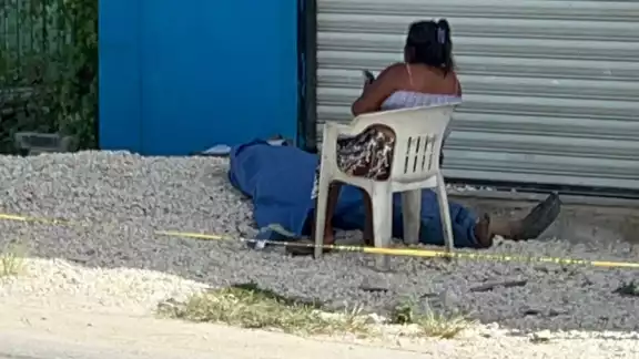 La mujer se sentó a lado del cuerpo de su esposa y lo cuidó hasta el último momento. La mujer se sentó a lado del cuerpo de su esposa y lo cuidó hasta el último momento.
