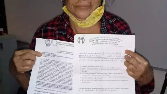 Eneida Ocaña mostró sus papeles a las autoridades