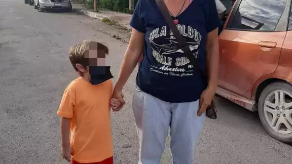 El menor se encuentra con su madre, su salud es buena El menor se encuentra con su madre, su salud es buena