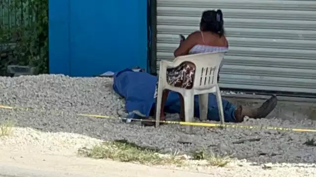 La mujer se sentó a lado del cuerpo de su esposa y lo cuidó hasta el último momento.